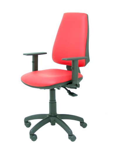 Modelo 14S  Silla de oficina ergonómica con mecanismo sincro, regulable en altura y ruedas de parqué  Asiento y respaldo tapizados en similpiel color rojo