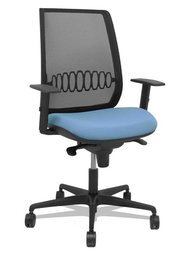 Modelo Alares - Silla de oficina ergonómica con mecanismo sincro, brazos regulables y ajustable en altura - Respaldo de malla transpirable en color negro y asiento tapizados en tejido BALI color azul cielo.