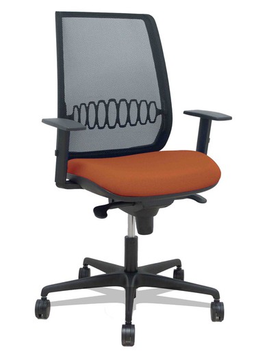 Modelo Alares - Silla de oficina ergonómica con mecanismo sincro, brazos regulables y ajustable en altura - Respaldo de malla transpirable en color negro y asiento tapizados en tejido BALI color marrón.