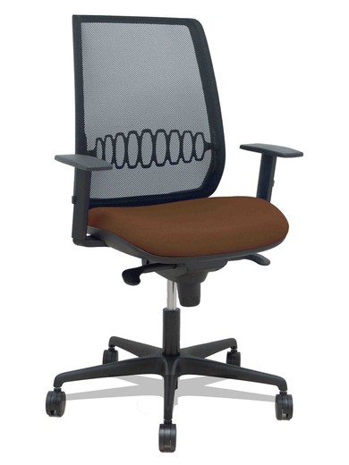 Modelo Alares - Silla de oficina ergonómica con mecanismo sincro, brazos regulables y ajustable en altura - Respaldo de malla transpirable en color negro y asiento tapizados en tejido BALI color marrón oscuro.