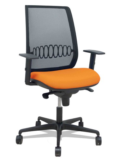 Modelo Alares - Silla de oficina ergonómica con mecanismo sincro, brazos regulables y ajustable en altura - Respaldo de malla transpirable en color negro y asiento tapizados en tejido BALI color naranja.