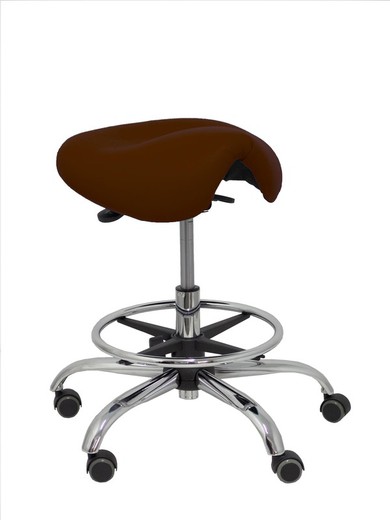 Modelo Alatoz. Taburete clínico giratorio y ergonómico con asiento anatómico y regulable en altura (aro reposapiés cromado INCLUIDO). Asiento tapizado en similpiel color marrón oscuro (FÁCIL DE LIMPIAR)