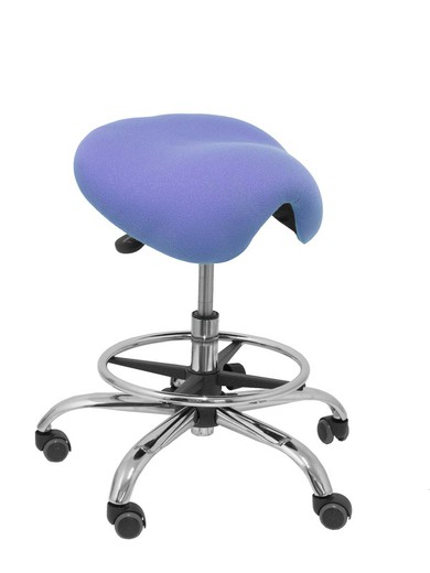 Modelo Alatoz. Taburete clínico giratorio y ergonómico con asiento anatómico y regulable en altura (aro reposapiés cromado INCLUIDO)  Asiento tapizado en tejido BALI color azul claro.