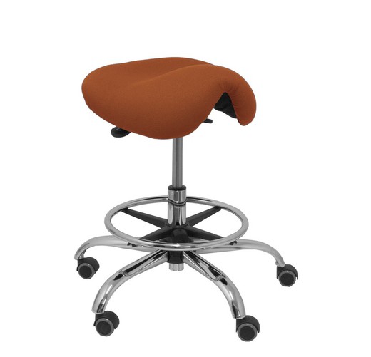 Modelo Alatoz. Taburete clínico giratorio y ergonómico con asiento anatómico y regulable en altura (aro reposapiés cromado INCLUIDO). Asiento tapizado en tejido BALI color marrón.