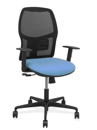 Modelo Alfera - Silla de oficina ergonómica con mecanismo sincro, brazos regulables y ajustable en altura - Respaldo de malla transpirable en color negro y asiento tapizados en tejido BALI color azul cielo.