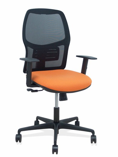 Modelo Alfera - Silla de oficina ergonómica con mecanismo sincro, brazos regulables y ajustable en altura - Respaldo de malla transpirable en color negro y asiento tapizados en tejido BALI color naranja.