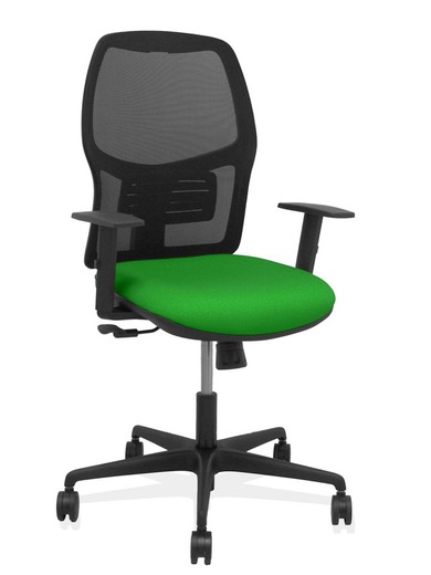 Modelo Alfera - Silla de oficina ergonómica con mecanismo sincro, brazos regulables y ajustable en altura - Respaldo de malla transpirable en color negro y asiento tapizados en tejido BALI color verde.