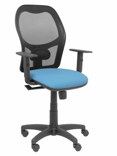 Modelo Alocén - Silla de oficina ergonómica con mecanismo sincro, brazos regulables y ajustable en altura - Respaldo de malla transpirable en color negro y asiento tapizados en tejido BALI color azul cielo.