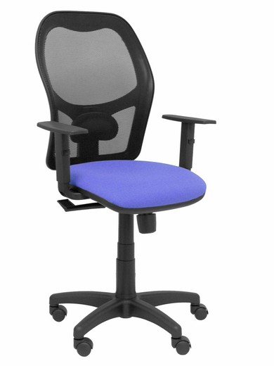 Modelo Alocén - Silla de oficina ergonómica con mecanismo sincro, brazos regulables y ajustable en altura - Respaldo de malla transpirable en color negro y asiento tapizados en tejido BALI color azul claro.