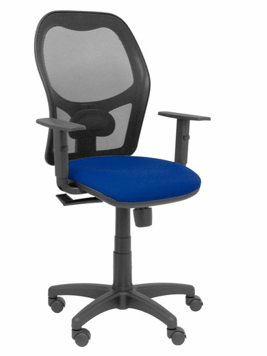 Modelo Alocén - Silla de oficina ergonómica con mecanismo sincro, brazos regulables y ajustable en altura - Respaldo de malla transpirable en color negro y asiento tapizados en tejido BALI color azul marino.