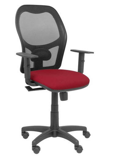 Modelo Alocén - Silla de oficina ergonómica con mecanismo sincro, brazos regulables y ajustable en altura - Respaldo de malla transpirable en color negro y asiento tapizados en tejido BALI color granate.