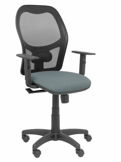 Modelo Alocén - Silla de oficina ergonómica con mecanismo sincro, brazos regulables y ajustable en altura - Respaldo de malla transpirable en color negro y asiento tapizados en tejido BALI color gris.