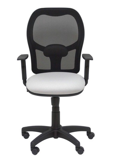 Modelo Alocén - Silla de oficina ergonómica con mecanismo sincro, brazos regulables y ajustable en altura - Respaldo de malla transpirable en color negro y asiento tapizados en tejido BALI color gris claro.