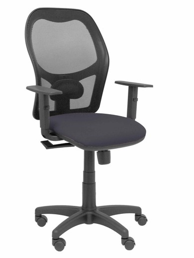 Modelo Alocén - Silla de oficina ergonómica con mecanismo sincro, brazos regulables y ajustable en altura - Respaldo de malla transpirable en color negro y asiento tapizados en tejido BALI color gris oscuro.