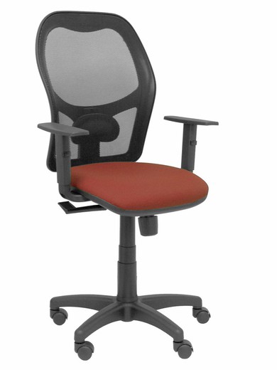 Modelo Alocén - Silla de oficina ergonómica con mecanismo sincro, brazos regulables y ajustable en altura - Respaldo de malla transpirable en color negro y asiento tapizados en tejido BALI color marrón.