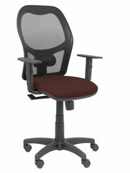 Modelo Alocén - Silla de oficina ergonómica con mecanismo sincro, brazos regulables y ajustable en altura - Respaldo de malla transpirable en color negro y asiento tapizados en tejido BALI color marrón oscuro.