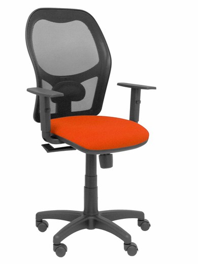 Modelo Alocén - Silla de oficina ergonómica con mecanismo sincro, brazos regulables y ajustable en altura - Respaldo de malla transpirable en color negro y asiento tapizados en tejido BALI color naranja.