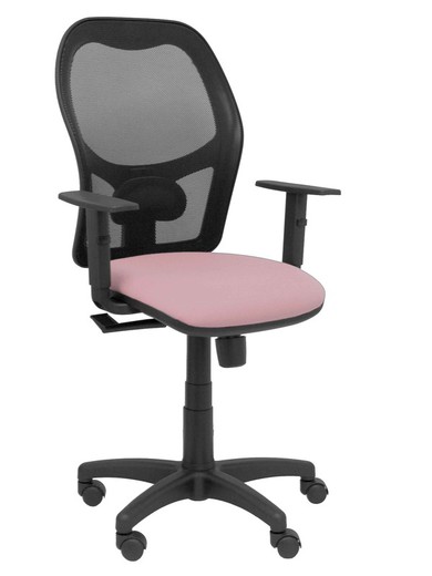 Modelo Alocén - Silla de oficina ergonómica con mecanismo sincro, brazos regulables y ajustable en altura - Respaldo de malla transpirable en color negro y asiento tapizados en tejido BALI color rosa.