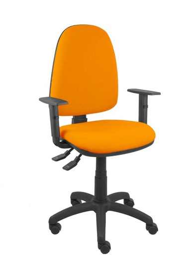 Modelo Ayna S- Silla de oficina ergonómica con mecanismo asincro y regulable en altura - Asiento y respaldo tapizados en tejido BALI color naranja. Brazos regulables incluidos.