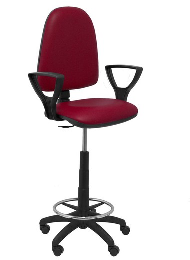 Modelo Ayna Taburete - Taburete ergonómico con mecanismo de contacto permanente, regulable en altura y aro reposapiés - Asiento y respaldo tapizados en tejido símilpiel color granate (BRAZOS FIJOS INCLUIDOS)