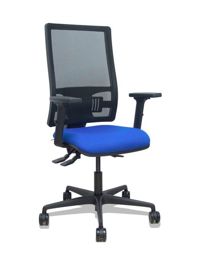 Modelo Bormate - Silla de oficina ergonómica con mecanismo asincro y regulable en altura - Respaldo alto de malla transpirable en color negro y asiento tapizado en tejido BALI color azul. Brazos regulables en 2D y ruedas de nailon de 65mm.