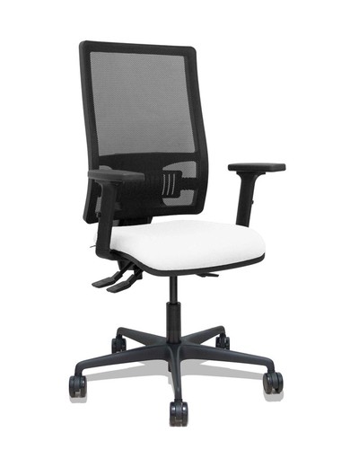 Modelo Bormate - Silla de oficina ergonómica con mecanismo asincro y regulable en altura - Respaldo alto de malla transpirable en color negro y asiento tapizado en tejido BALI color blanco. Brazos regulables en 2D y ruedas de nailon de 65mm.