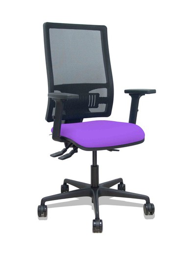 Modelo Bormate - Silla de oficina ergonómica con mecanismo asincro y regulable en altura - Respaldo alto de malla transpirable en color negro y asiento tapizado en tejido BALI color lila. Brazos regulables en 2D y ruedas de nailon de 65mm.