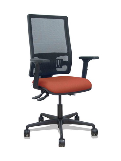 Modelo Bormate - Silla de oficina ergonómica con mecanismo asincro y regulable en altura - Respaldo alto de malla transpirable en color negro y asiento tapizado en tejido BALI color marrón. Brazos regulables en 2D y ruedas de nailon de 65mm.