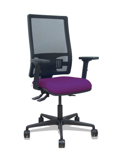 Modelo Bormate - Silla de oficina ergonómica con mecanismo asincro y regulable en altura - Respaldo alto de malla transpirable en color negro y asiento tapizado en tejido BALI color morado. Brazos regulables en 2D y ruedas de nailon de 65mm.