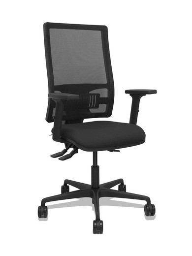 Modelo Bormate - Silla de oficina ergonómica con mecanismo asincro y regulable en altura - Respaldo alto de malla transpirable en color negro y asiento tapizado en tejido BALI color negro. Brazos regulables en 2D y ruedas de nailon de 65mm.