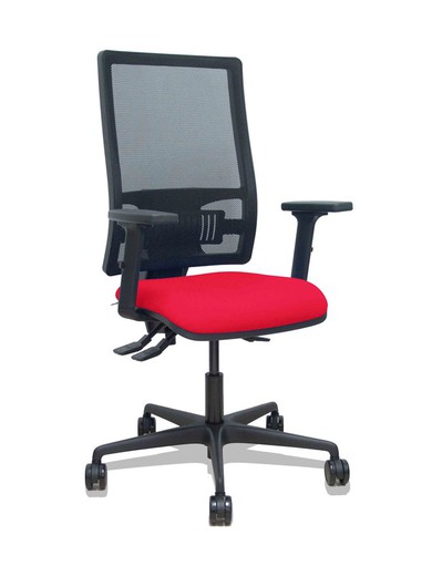 Modelo Bormate - Silla de oficina ergonómica con mecanismo asincro y regulable en altura - Respaldo alto de malla transpirable en color negro y asiento tapizado en tejido BALI color rojo. Brazos regulables en 2D y ruedas de nailon de 65mm.