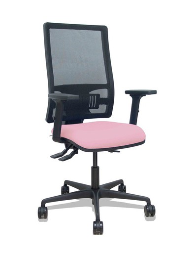 Modelo Bormate - Silla de oficina ergonómica con mecanismo asincro y regulable en altura - Respaldo alto de malla transpirable en color negro y asiento tapizado en tejido BALI color rosa. Brazos regulables en 2D y ruedas de nailon de 65mm.