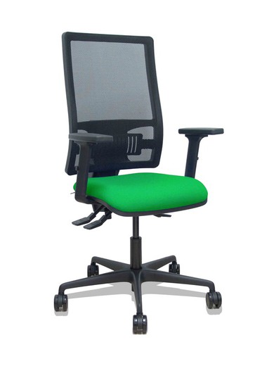 Modelo Bormate - Silla de oficina ergonómica con mecanismo asincro y regulable en altura - Respaldo alto de malla transpirable en color negro y asiento tapizado en tejido BALI color verde. Brazos regulables en 2D y ruedas de nailon de 65mm.