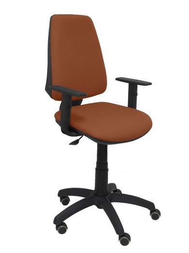 Modelo Elche CP - Silla de oficina ergonómica con mecanismo permanente, regulable en altura y ruedas de parqué - Asiento y respaldo tapizados en tejido BALI color marrón (BRAZOS REGULABLES EN ALTURA)