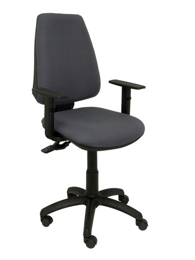 Modelo Elche S - Silla de oficina ergonómica con mecanismo asincro, regulable en altura y ruedas de nailon - Asiento y respaldo tapizados en tejido BALI color gris oscuro (BRAZOS REGULABLES EN ALTURA)