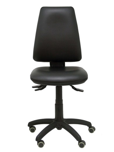 Modelo Elche S -  Silla de oficina ergonómica con mecanismo asincro, regulable en altura y ruedas de parqué. Asiento y respaldo tapizados en similpiel color negro.