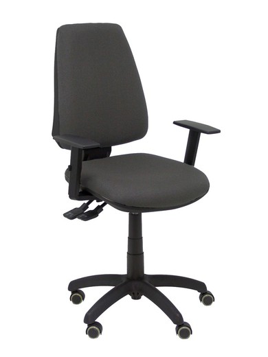 Modelo Elche S - Silla de oficina ergonómica con mecanismo asincro, regulable en altura y ruedas de parqué - Asiento y respaldo tapizados en tejido BALI color gris oscuro. (BRAZOS REGULABLES EN ALTURA)