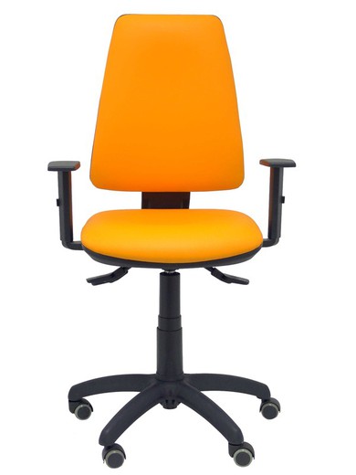 Modelo Elche S - Silla de oficina ergonómica con mecanismo asincro y regulable en altura. Ruedas de goma especiales para suelos delicados - Asiento y respaldo tapizados en similpiel color naranja (BRAZOS REGULABLES INCLUIDOS)