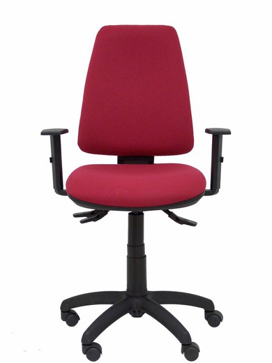 Modelo Elche S - Silla de oficina ergonómica con mecanismo sincro, regulable en altura y ruedas de nailon - Asiento y respaldo tapizados en tejido BALI color granate (BRAZOS REGULABLES EN ALTURA)