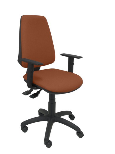 Modelo Elche S - Silla de oficina ergonómica con mecanismo sincro, regulable en altura y ruedas de nailon - Asiento y respaldo tapizados en tejido BALI color marrón (BRAZOS REGULABLES EN ALTURA)