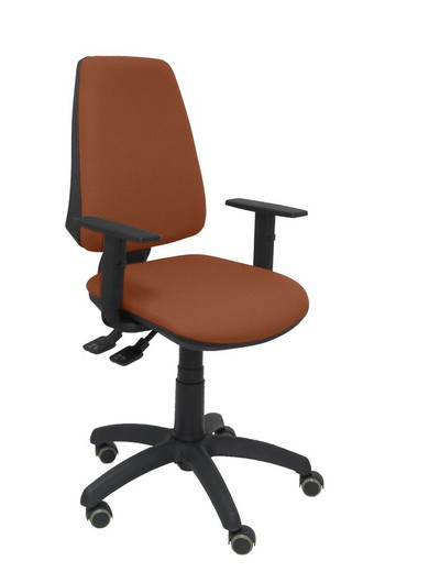 Modelo Elche S - Silla de oficina ergonómica con mecanismo sincro, regulable en altura y ruedas de parqué - Asiento y respaldo tapizados en tejido BALI color marrón (BRAZOS REGULABLES EN ALTURA)