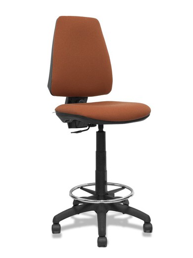 Modelo Elche Taburete CP - Taburete ergonómico con mecanismo de contacto permanente y regulable en altura - Asiento y respaldo tapizados en tejido BALI color marrón.