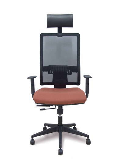 Modelo Horna - Silla de oficina ergonómica con mecanismo sincro con traslack y regulable en altura - Respaldo alto de malla transpirable con cabecero fijo y apoyo lumbar regulable. Asiento tapizado en tejido BALI color marrón.