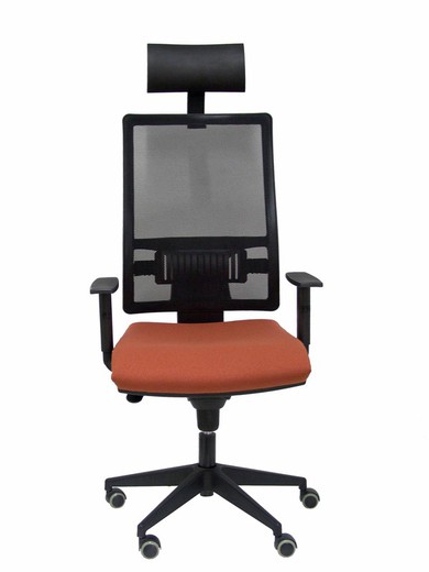 Modelo Horna - Silla de oficina ergonómica con mecanismo sincro y regulable en altura - Respaldo alto de malla transpirable con cabecero y asiento tapizado en tejido BALI color marrón (CON CABECERO INCLUIDO)