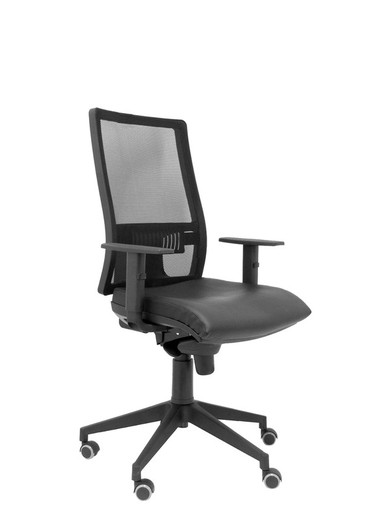 Modelo Horna  Silla de oficina ergonómica con mecanismo sincro y regulable en altura  Respaldo alto de malla transpirable y asiento tapizado en piel color negro