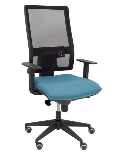 Modelo Horna - Silla de oficina ergonómica con mecanismo sincro y regulable en altura - Respaldo alto de malla transpirable  y asiento tapizado en tejido BALI color azul cielo.