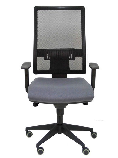 Modelo Horna - Silla de oficina ergonómica con mecanismo sincro y regulable en altura - Respaldo alto de malla transpirable y asiento tapizado en tejido BALI color gris oscuro.