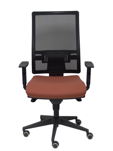 Modelo Horna - Silla de oficina ergonómica con mecanismo sincro y regulable en altura - Respaldo alto de malla transpirable y asiento tapizado en tejido BALI color marrón