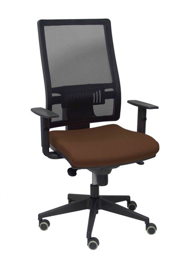 Modelo Horna - Silla de oficina ergonómica con mecanismo sincro y regulable en altura - Respaldo alto de malla transpirable  y asiento tapizado en tejido BALI color marrón oscuro.