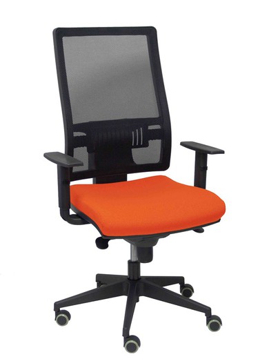 Modelo Horna - Silla de oficina ergonómica con mecanismo sincro y regulable en altura - Respaldo alto de malla transpirable  y asiento tapizado en tejido BALI color naranja oscuro.